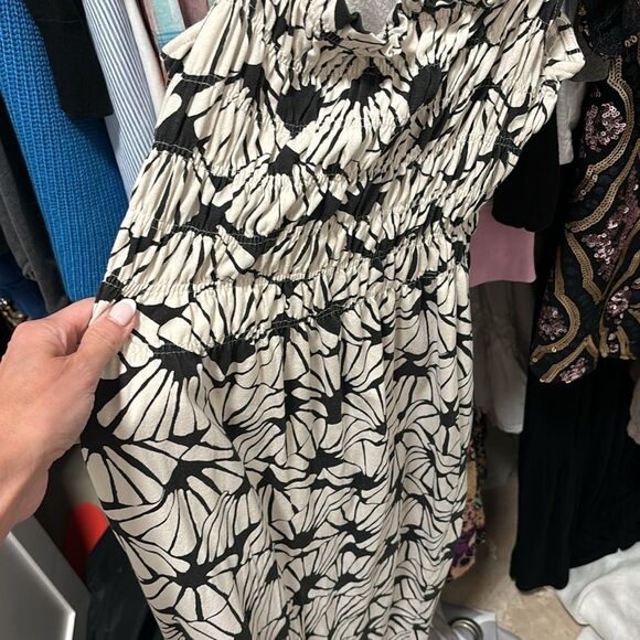 H and M Black and White Floral pattern XS Dress - Picture 4 of 5
